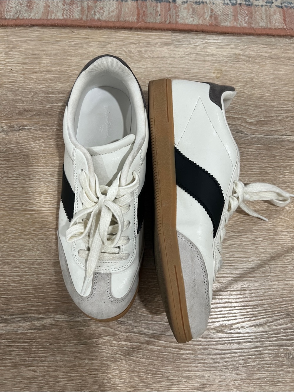Universal Thread Women’s White Leather Casual Sneakers with Black Stripe